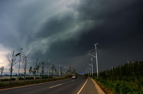 暴风雨前的三幅素描.jpg