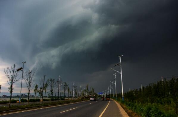 暴风雨前的三幅素描.jpg