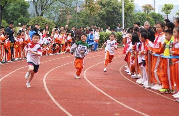 一次激烈的比赛-小学生赛跑.jpg