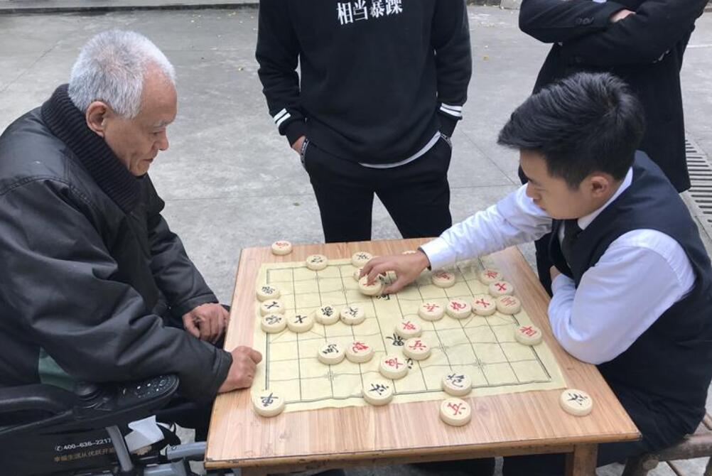 和爷爷下象棋.jpg