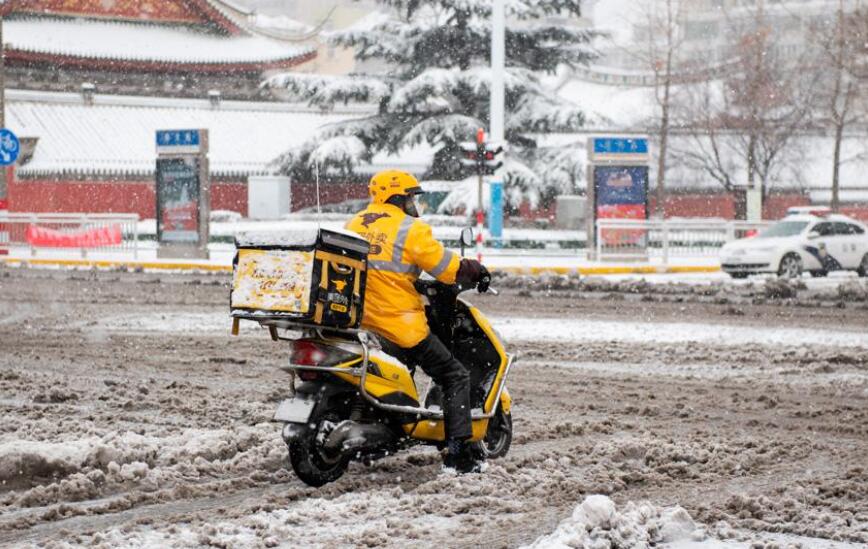 风雪中的外卖小哥.jpg