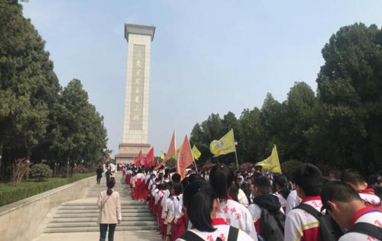 清明节祭扫烈士陵园.jpg